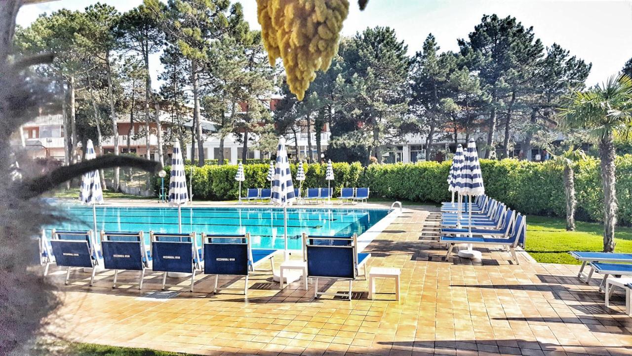 Hotel Alla Terrazza Бибионе Экстерьер фото